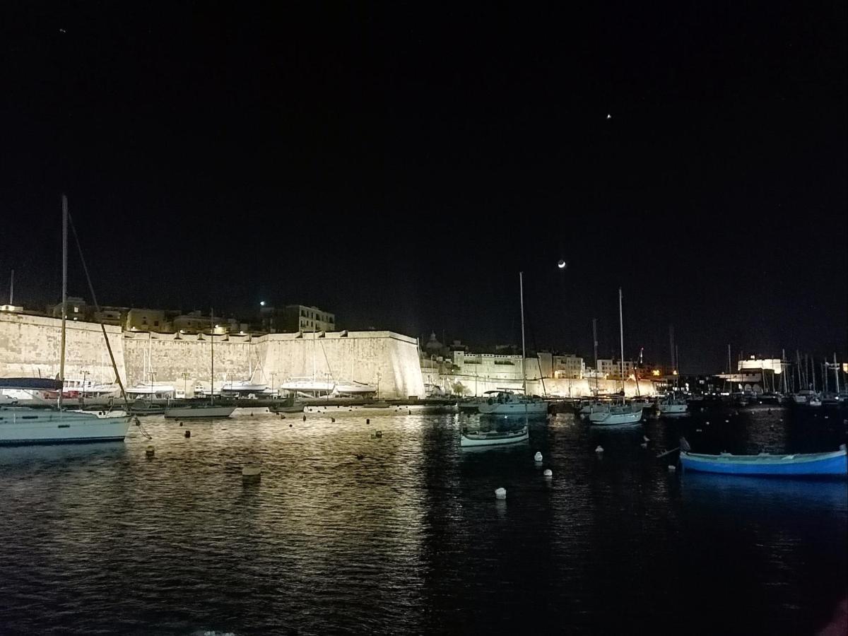 Vittoriosa' Seafront 2 Bed Highly Furnished Apartment Екстер'єр фото